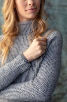 Описание вязания женского свитера с двухцветным полосатым узором