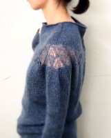 Вязаный спицами женский пуловер с  декоративной ажурной полосой на кокетке и по нижнему краю.
