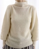 Описание вязания спицами женского свитера с интересной спинкой