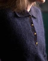 Блуза-поло с прозрачными полосками из мохера, воротником в резинку и маленькими золотистыми пуговицами