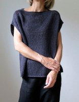 Модная женская безрукавка от известного дизайнера Хейди Киррмайер с описанием вязания спицами