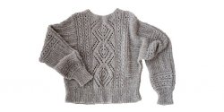 Вязаный женский пуловер оверсайз с ажурным узором и рукавами летучая мышь