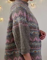 Свободный пуловер спицами с жаккардовым узором