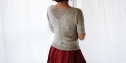 Вязаный спицами пуловер с ажурной ставкой на спинке