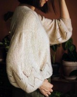 Женственный пуловер с пышными рукавами и изящным ажурным узором 
