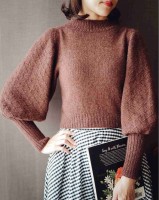 Вязаный укороченный свитер с объемными рукавами
