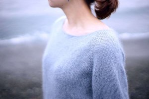 Свободный пуловер спицами от дизайнера Норико Исикава