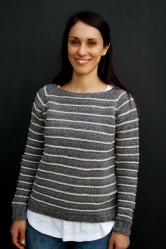 Полосатый пуловер спицами женский
