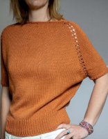 Вязаный спицами свободный пуловер с короткими рукавами