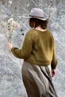 Описание вязания спицами пуловера с круглой кокеткой для женщин