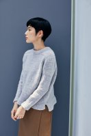 Свободный пуловер спицами для женщин с боковыми разрезами