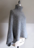 Вязаный спицами женский свитер-пончо Mayu