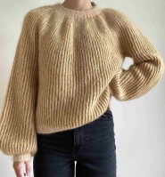 Вязаный женский свитер объемным узором из мохера