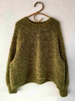 Вязаный спицами свободный пуловер с декоративной кокеткой и планками.