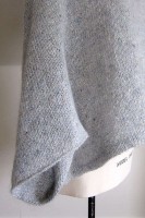 Описание вязания спицами свободного свитера-пончо для женщин
