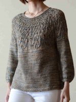 Описание вязания спицами пуловера с круглой ажурной кокеткой для женщин