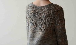 Описание вязания спицами женского пуловера А силуэта от дизайнера Ririko