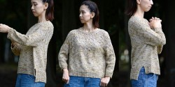 Вязаный спицами свободный пуловер с круглой ажурной кокеткой от Ririko