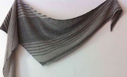Описание вязания спицами асимметричной шали с цветными полосами