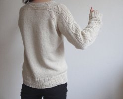 Пуловер вязаный без швов спицами