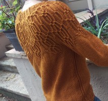 Пуловер с рельефным узором
