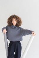 Укороченный свитер спицами