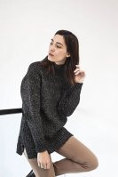 Красивый свитер модного фасона