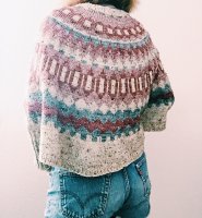Жаккардовый свитер пончо спицами с описанием и схемой