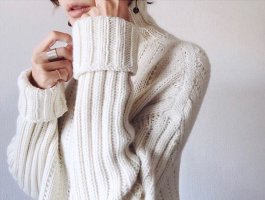 Симпатичный свитер с длинным рукавом