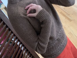Симпатичный женский свитер