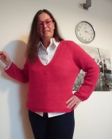 Женский пуловер с двумя вариантами формы рукава
