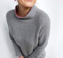 Женский свитер с контрастными акцентами