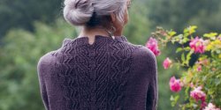 Пуловер с красивым узором на спине, вязанный спицами