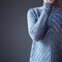 Пуловер с ажурным диагональным узором