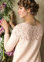 Женский пуловер с ажурным мотивом одной деталью