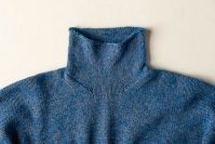 Пуловер спицами с цельновязаным рукавом
