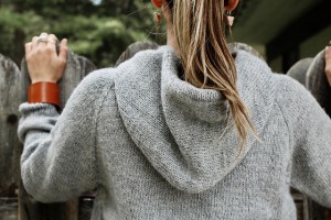 Модный пуловер, вязаный регланом