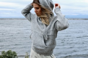 Модный пуловер-худи, вязаный спицами
