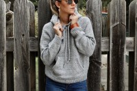 Женский пуловер-худи спицами без швов