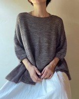 Женский пуловер с оборками по бокам