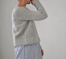 Пуловер с треугольной горловиной спицами