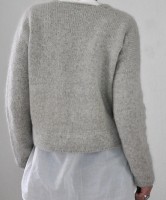 Стильный пуловер с треугольной горловиной