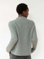 Пуловер резинкой, вязаный спицами
