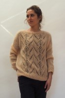 Мохеровый пуловер с ажурным узором