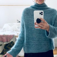 Модный пуловер на круглой кокетке спицами