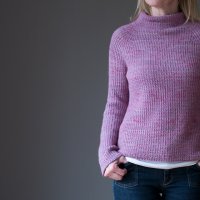 Модный свитер ломаной резинкой спицами