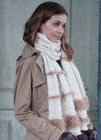 Несколько пушистых полосок на вязаном спицами шарфе обеспечивают Ваш гардероб модной зимней моделью