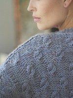 Пуловер из толстой пряжи, связанный спицами