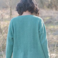 Уютный пуловер с длинными рукавами