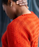 Пуловер со спущенным плечом спицами